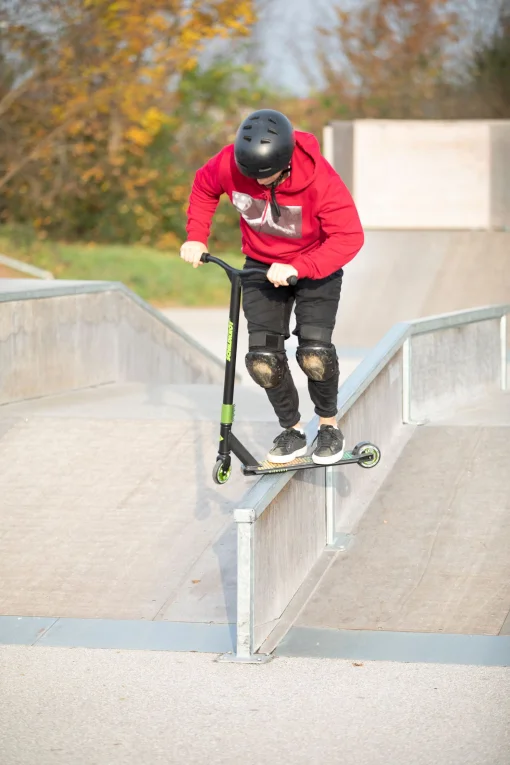 Самокат трюковий Schildkr&ouml;t Kickless Forest чорно-зелений Уні Max:100 кг